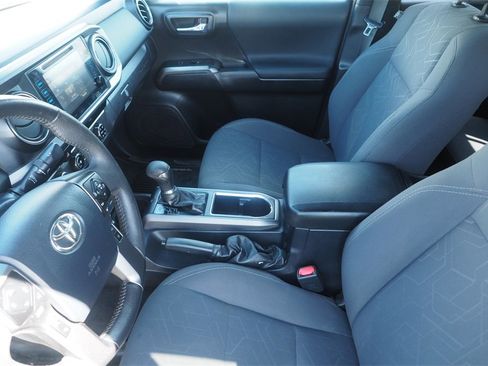 Used 2018 Toyota Tacoma TRD Off-Road w/ Technology Package image 9