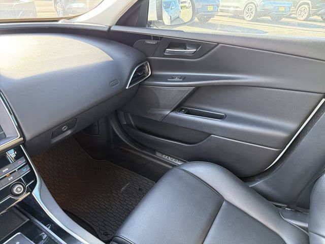 Used 2019 Jaguar XE Premium RWD image 26