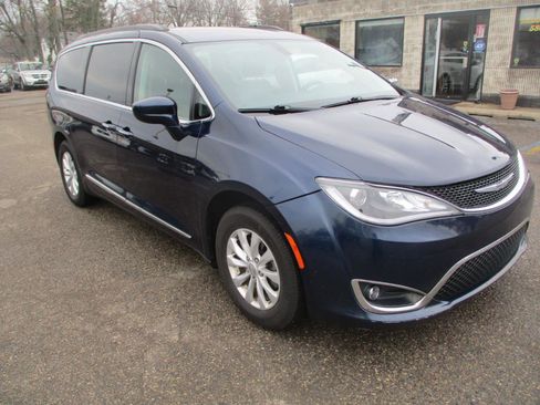 Used 2017 Chrysler Pacifica Touring-L image 1