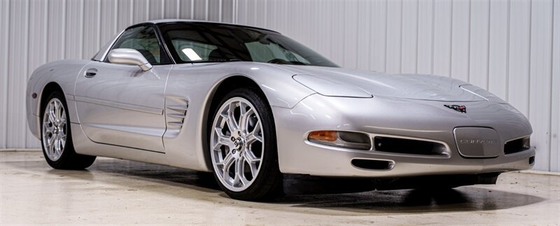 Used 2002 Chevrolet Corvette Coupe w/ Preferred Equipment Group1 RWD image 1