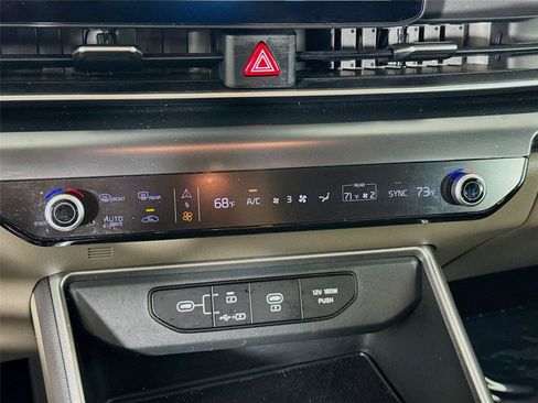 Used 2025 Kia Carnival FWD image 17