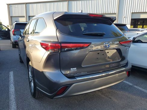 Used 2022 Toyota Highlander Platinum FWD image 3