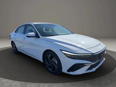 Used 2025 Hyundai Elantra SEL FWD image 3