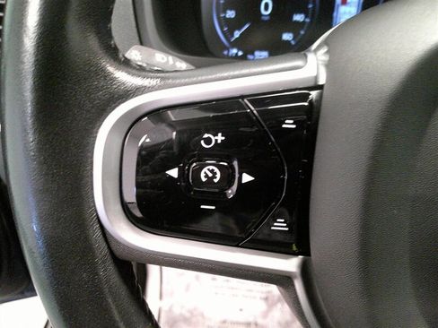 Used 2020 Volvo XC90 T6 Momentum w/ Protection Package Premier image 16