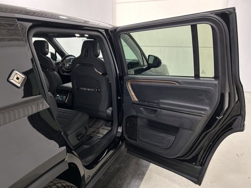 Used 2025 Rivian R1S Premium image 19