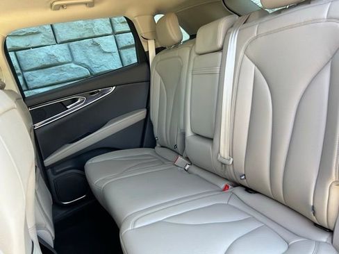 Used 2023 Lincoln Nautilus FWD w/ Premium Package image 9