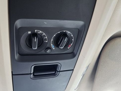 Used 2005 Ford Expedition XLT image 16