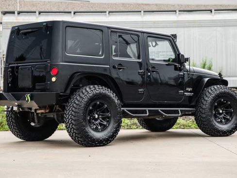 Used 2016 Jeep Wrangler Unlimited Sahara w/ Connectivity Group AWD/4WD image 4