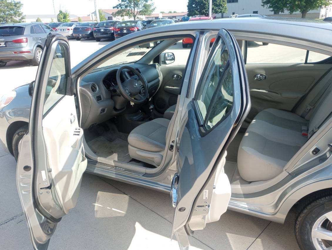 Used 2012 Nissan Versa FWD image 4