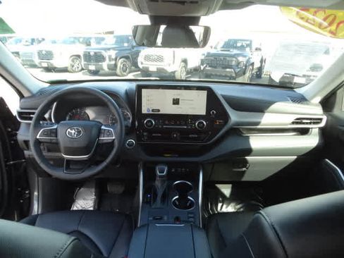 Used 2025 Toyota Highlander XLE image 23