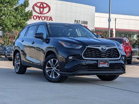 Used 2024 Toyota Highlander XLE AWD/4WD image 2