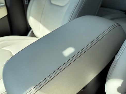 Used 2017 Jeep Cherokee Overland w/ Technology Group image 31