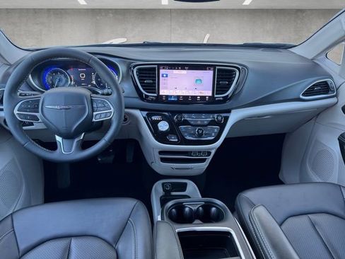 Used 2024 Chrysler Pacifica Touring-L image 20