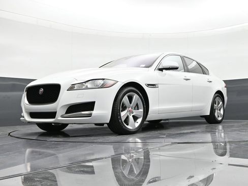 Used 2018 Jaguar XF image 19