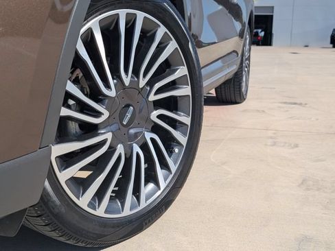 Used 2022 Lincoln Corsair Reserve AWD/4WD image 2