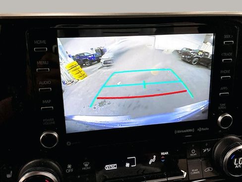 Used 2022 Toyota Highlander XLE AWD/4WD image 27