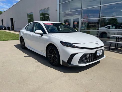 Used 2025 Toyota Camry SE FWD image 1