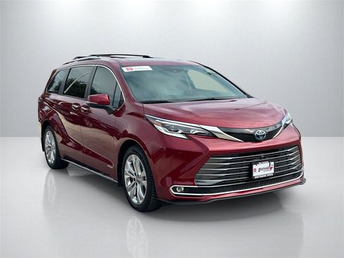 Used 2021 Toyota Sienna Platinum image 3