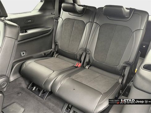 New 2025 Jeep Grand Cherokee L Laredo image 18