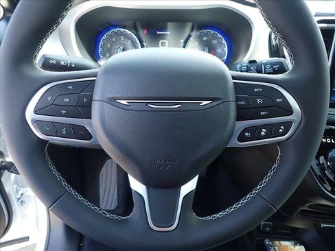 New 2027 Chrysler Pacifica Select AWD/4WD image 15