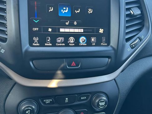 Used 2016 Jeep Cherokee Latitude w/ Cold Weather Group image 16