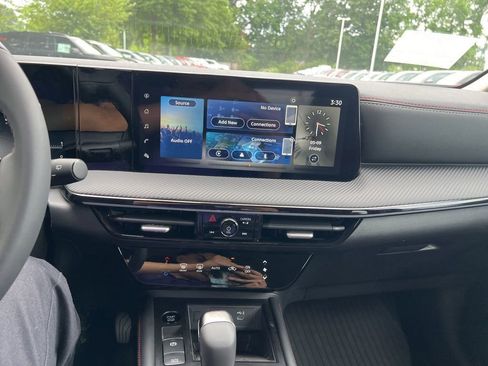 Used 2025 Nissan Kicks SR AWD/4WD image 18