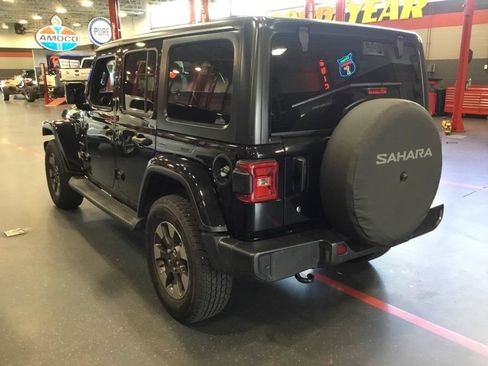 Used 2018 Jeep Wrangler Unlimited Sahara w/ Dual Top Group AWD/4WD image 4