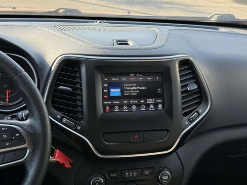 Used 2019 Jeep Cherokee Latitude w/ Popular Appearance Group FWD image 3