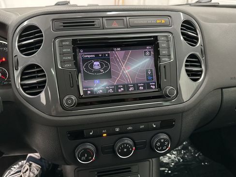 Used 2016 Volkswagen Tiguan SE image 16