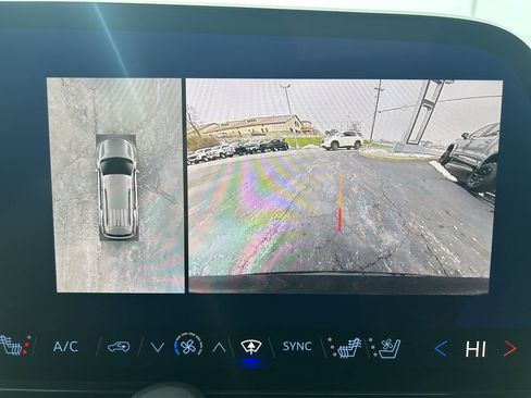 Used 2025 Chevrolet Traverse RS image 33