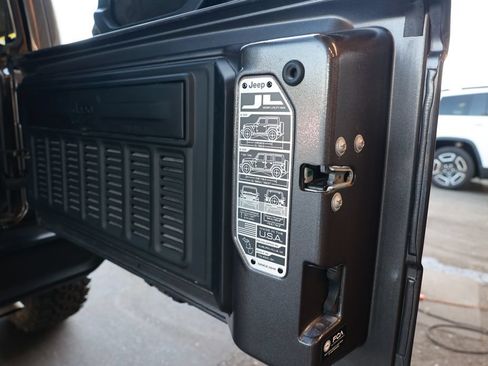 Used 2025 Jeep Wrangler Unlimited Rubicon AWD/4WD image 38