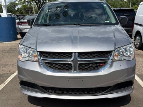 Used 2019 Dodge Grand Caravan SE w/ UConnect Hands-Free Group FWD image 2