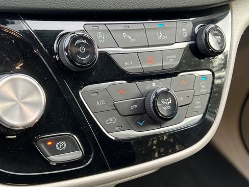 Used 2023 Chrysler Pacifica Touring-L image 27