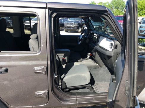 Used 2025 Jeep Wrangler Unlimited Sahara AWD/4WD image 26