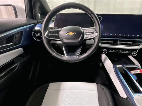 Used 2025 Chevrolet Equinox EV LT image 17