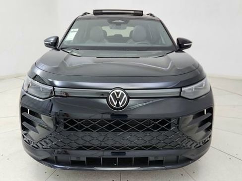 Used 2025 Volkswagen Tiguan SE R-Line image 2