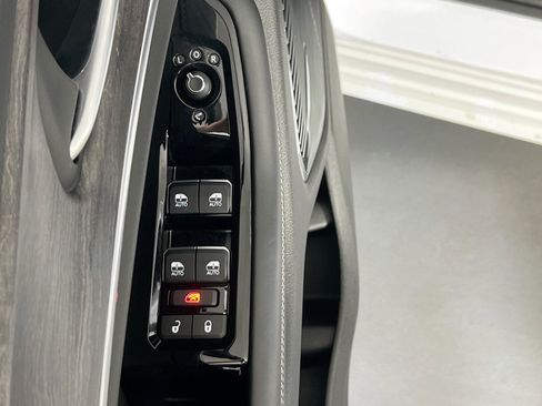 Used 2023 Jeep Grand Cherokee Overland w/ Luxury Tech Group IV AWD/4WD image 18
