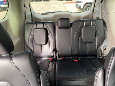 Used 2024 Chrysler Pacifica Touring-L FWD image 29