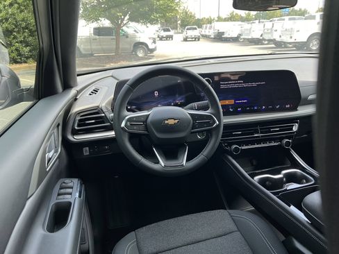 Used 2025 Chevrolet Traverse LT image 16