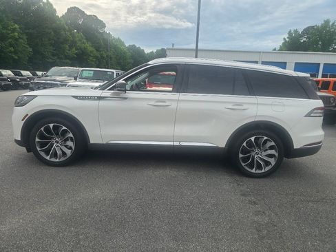 Used 2025 Lincoln Aviator AWD image 2
