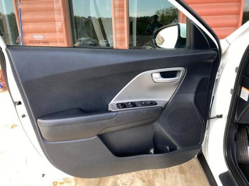 Used 2017 Kia Niro LX image 12