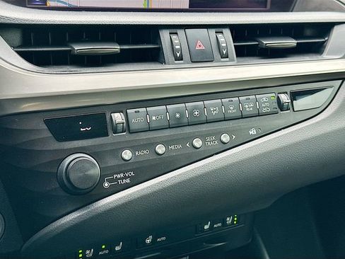 Used 2019 Lexus ES 300h w/ Premium Package image 16