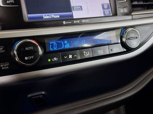 Used 2019 Toyota Highlander SE w/ Nightshade Edition AWD/4WD image 17