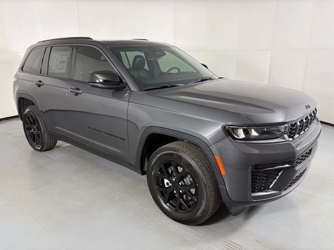 Used 2026 Jeep Grand Cherokee Altitude AWD/4WD image 2