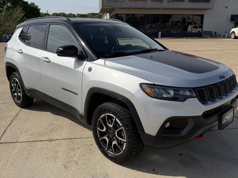 Used 2025 Jeep Compass Trailhawk AWD/4WD image 10