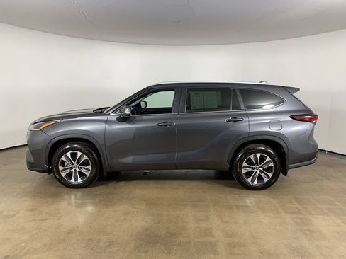Used 2024 Toyota Highlander XLE AWD/4WD image 17