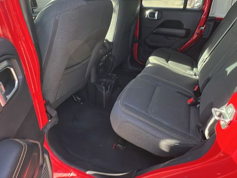 Used 2025 Jeep Wrangler Sahara image 23