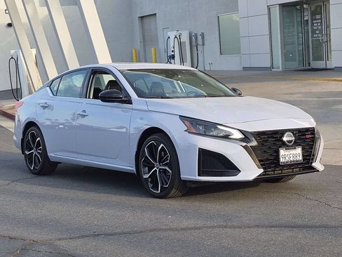 Used 2025 Nissan Altima 2.5 SR w/ SR Premium Package FWD image 6
