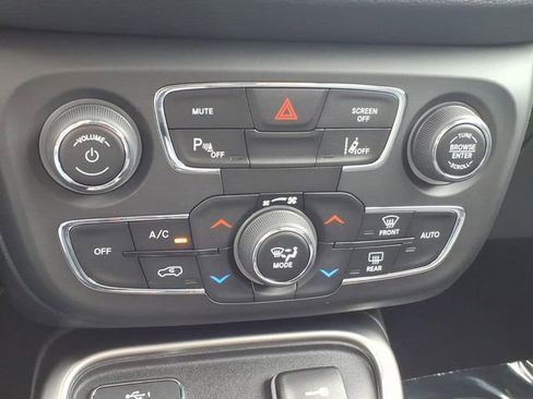 Used 2020 Jeep Compass Latitude FWD image 31