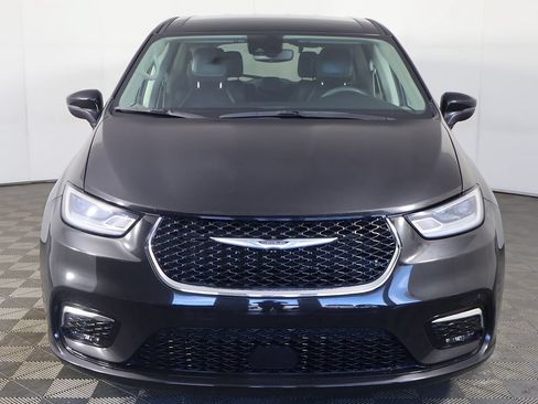 Used 2023 Chrysler Pacifica Touring-L FWD image 11